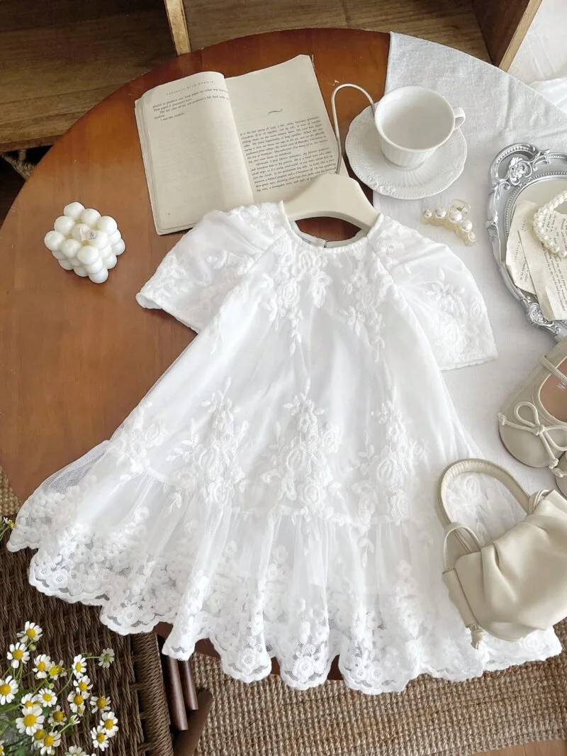 Vestido blanco bebé niña elegante con bordado floral y malla