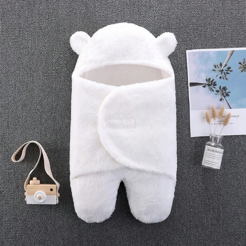 Mameluco blanco de felpa para bebé con gorrito cálido