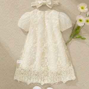 Vestido crema bebé niña con bordado floral y mangas abullonadas