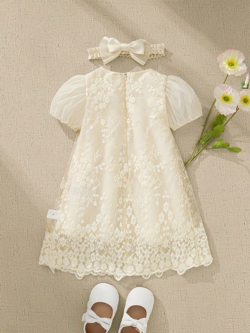 Vestido crema bebé niña con bordado floral y mangas abullonadas