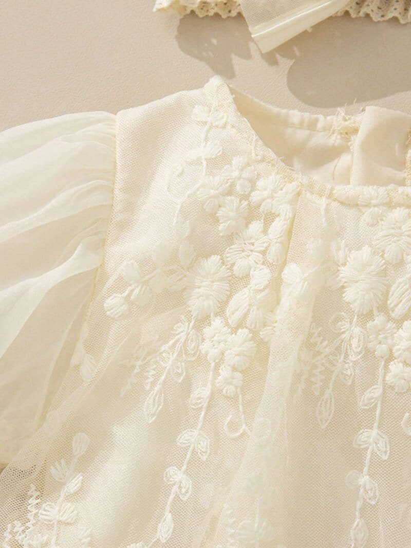 Vestido crema bebé niña con bordado floral y mangas abullonadas