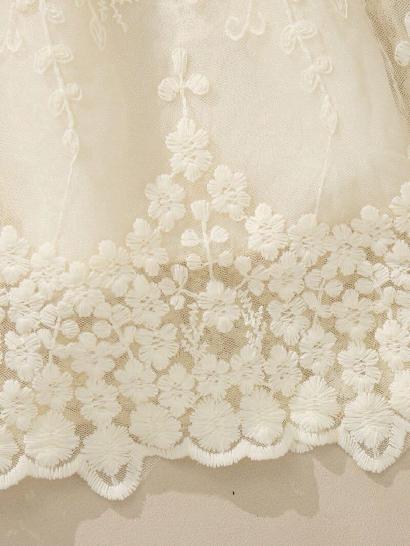 Vestido crema bebé niña con bordado floral y mangas abullonadas