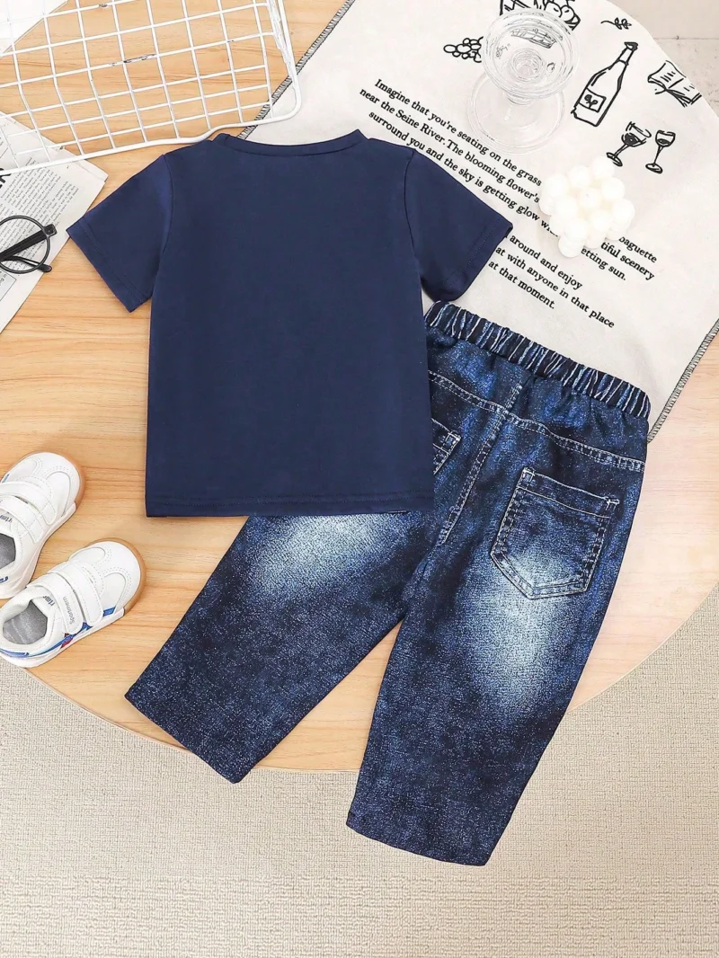 Set azul marino bebé con camiseta estampada y pantalón