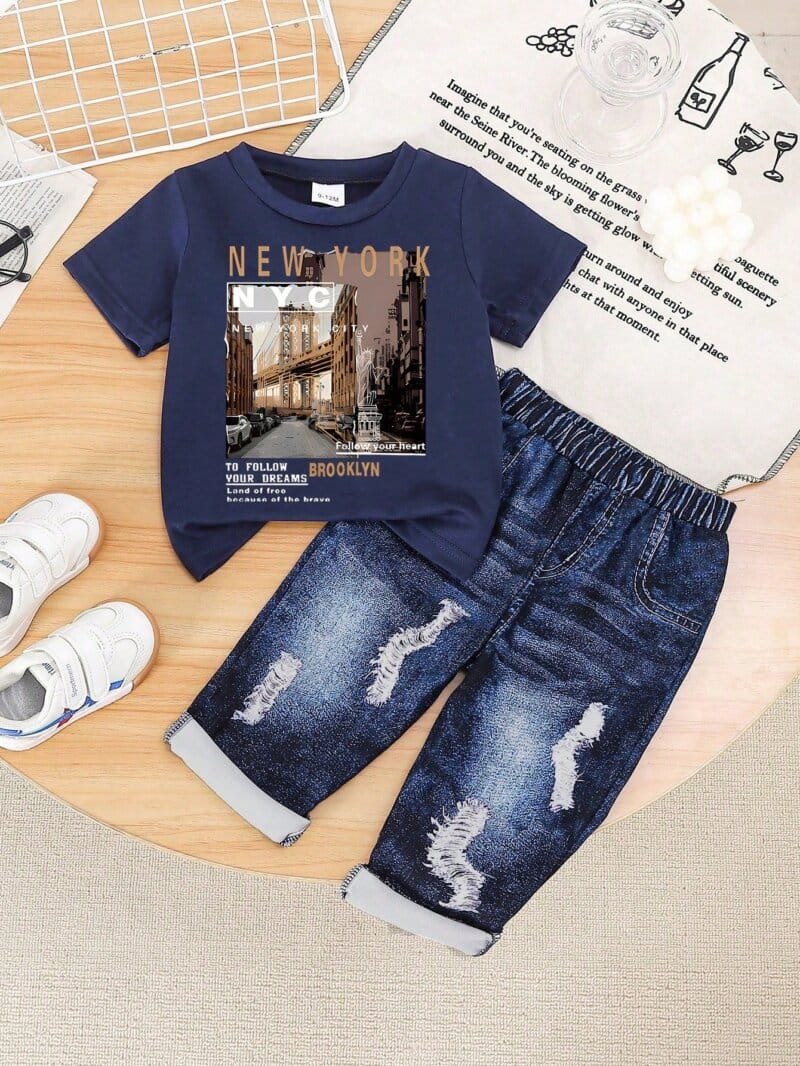 Set azul marino bebé con camiseta estampada y pantalón