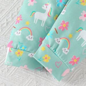 Conjunto verde bebé niña con unicornio arcoíris y flores