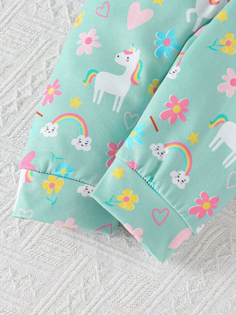 Conjunto verde bebé niña con unicornio arcoíris y flores