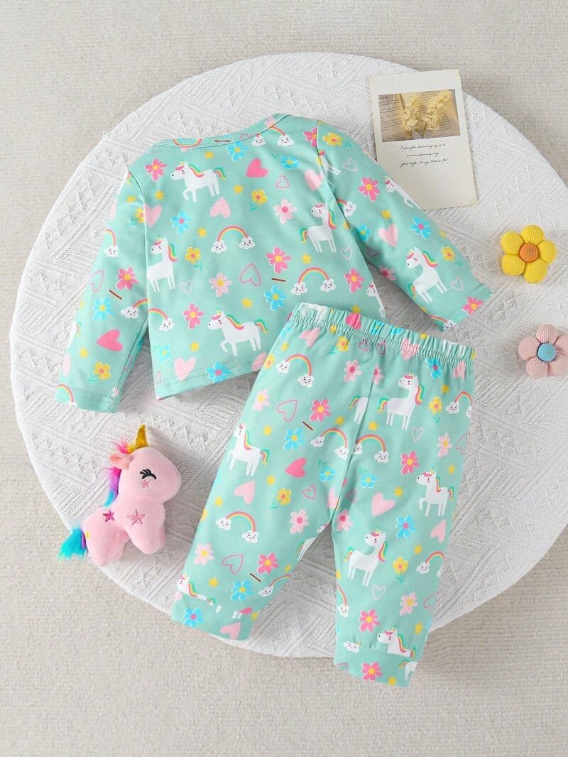 Conjunto verde bebé niña con unicornio arcoíris y flores