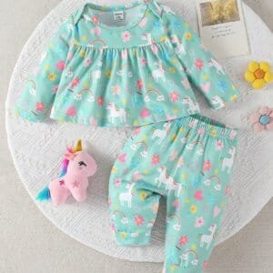 Conjunto verde bebé niña con unicornio arcoíris y flores