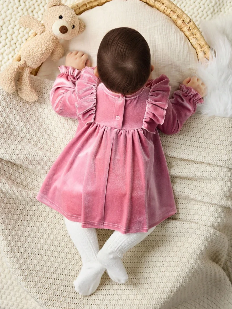 Vestido rosa bebé niña de terciopelo con volantes elegantes
