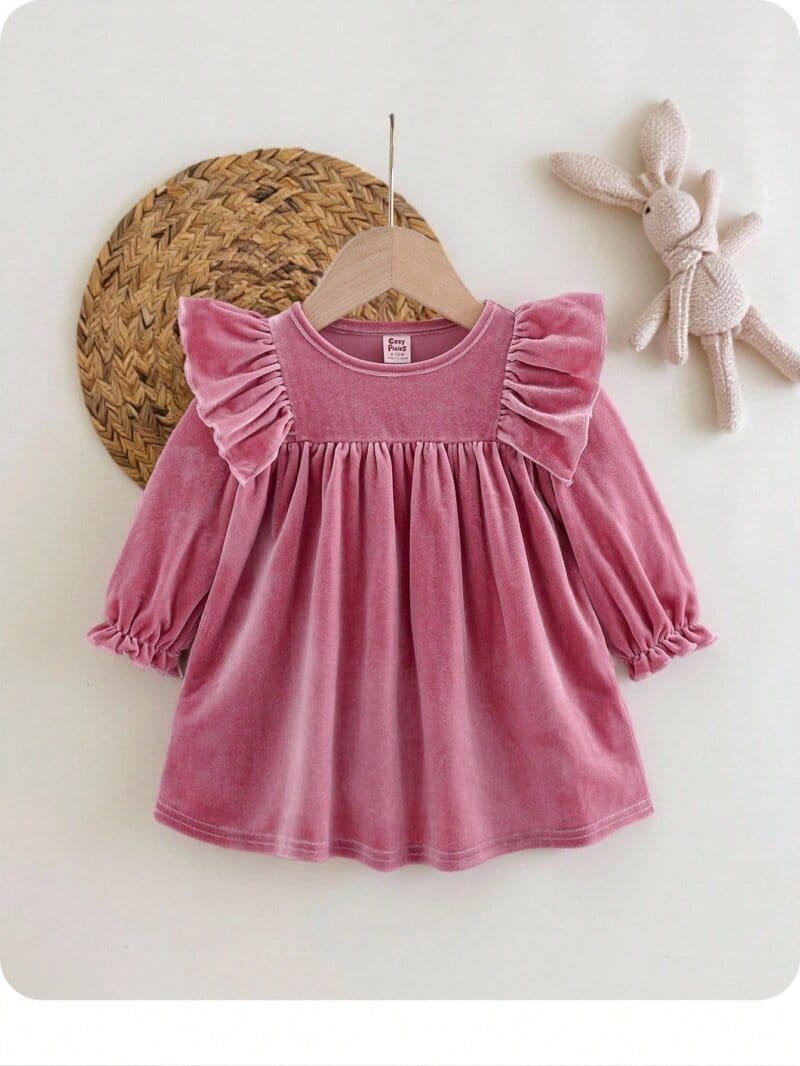 Vestido rosa bebé niña de terciopelo con volantes elegantes