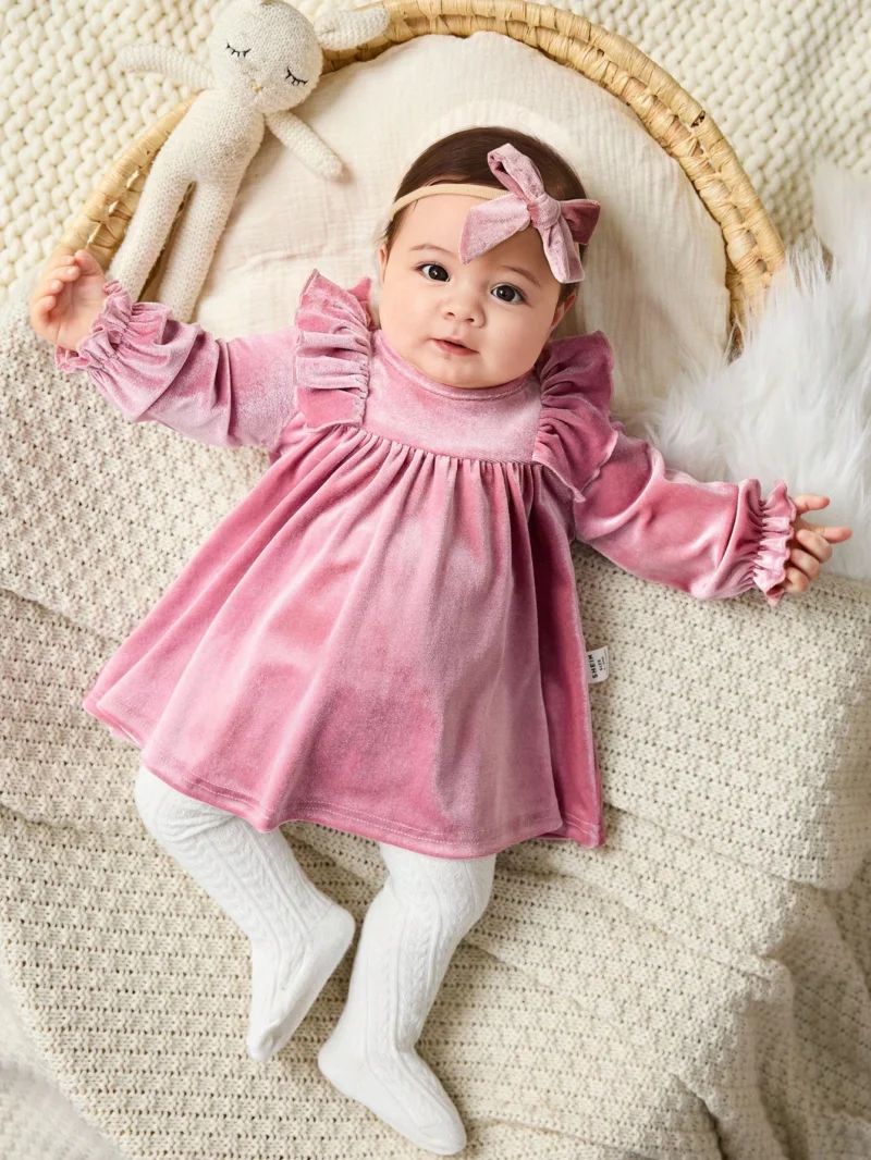 Vestido rosa bebé niña de terciopelo con volantes elegantes