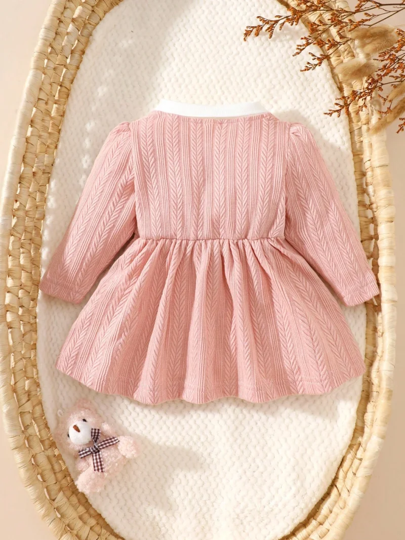 Vestido rosa bebé con cuello camisero y lazos dulces