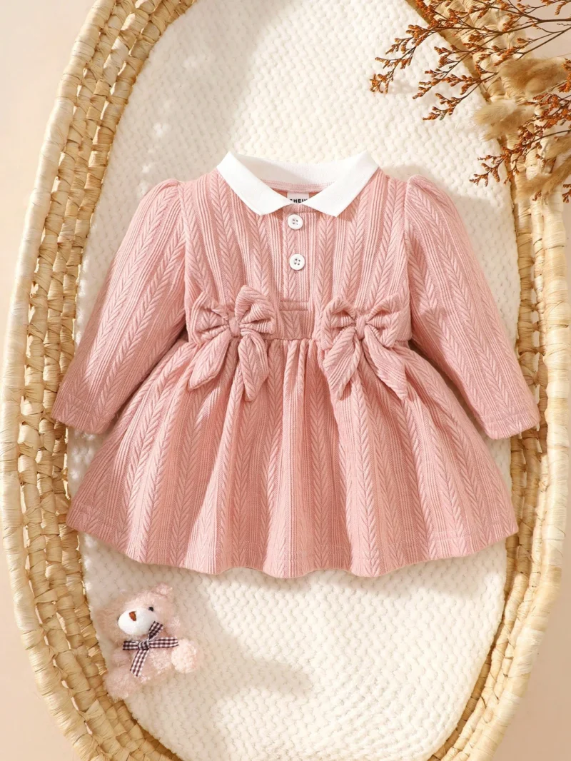 Vestido rosa bebé con cuello camisero y lazos dulces
