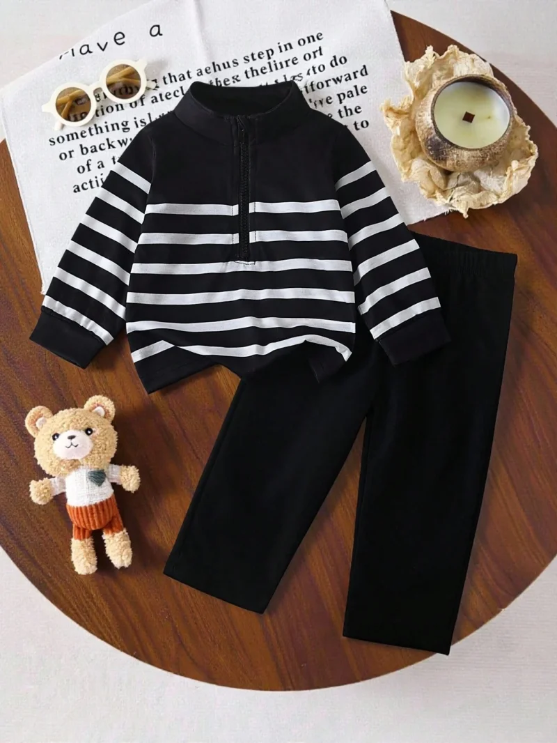 Conjunto negro para bebé niño con rayas y pantalón casual