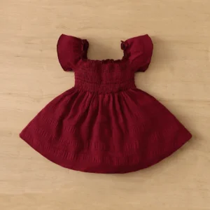 Vestido burdeos con mangas de mariposa y cuerpo fruncido