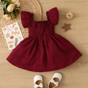 Vestido burdeos con mangas de mariposa y cuerpo fruncido