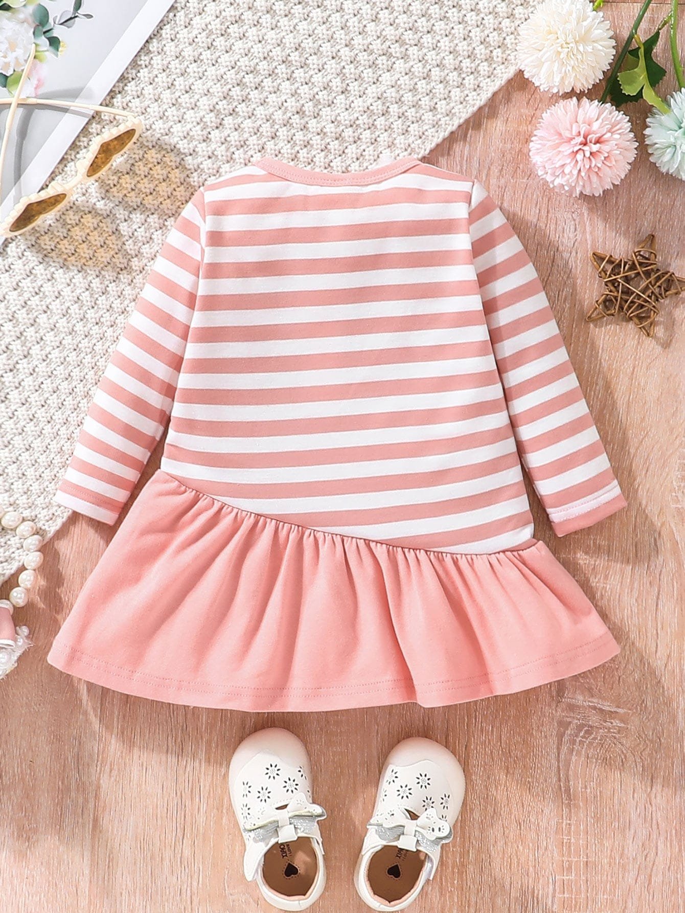 Vestido rosado con rayas y moño de conejito bordado