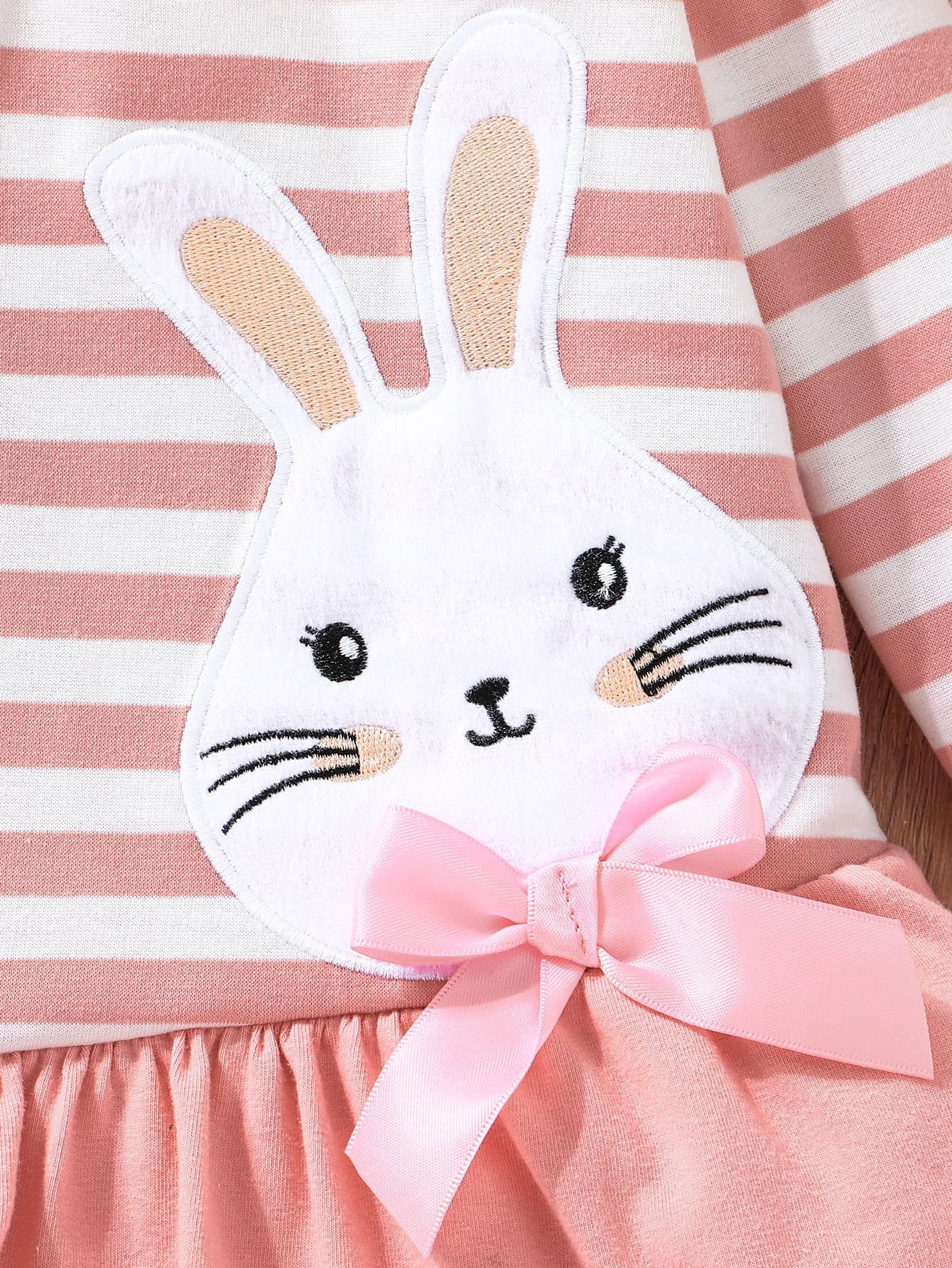 Vestido rosado con rayas y moño de conejito bordado