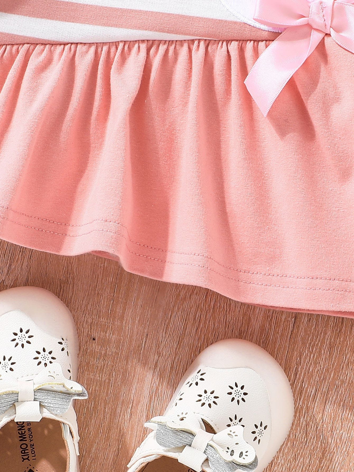 Vestido rosado con rayas y moño de conejito bordado