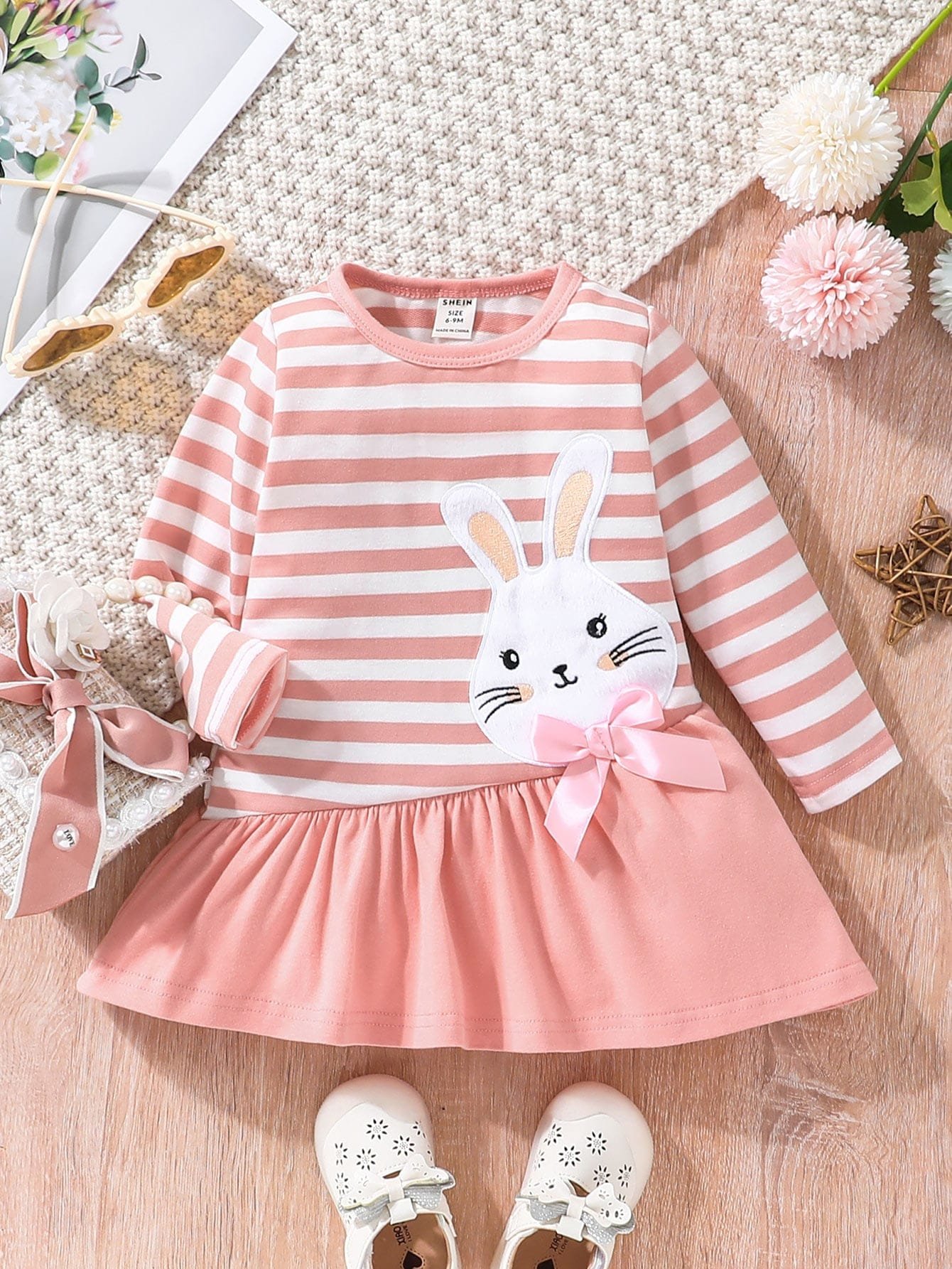 Vestido rosado con rayas y moño de conejito bordado