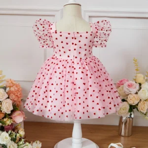 Vestido rosa con corazones y mangas de globo en tul