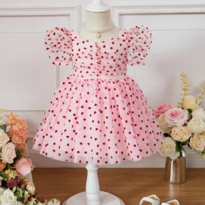 Vestido rosa con corazones y mangas de globo en tul