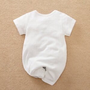 Mono blanco con rayas grises y diseño de animal dulce