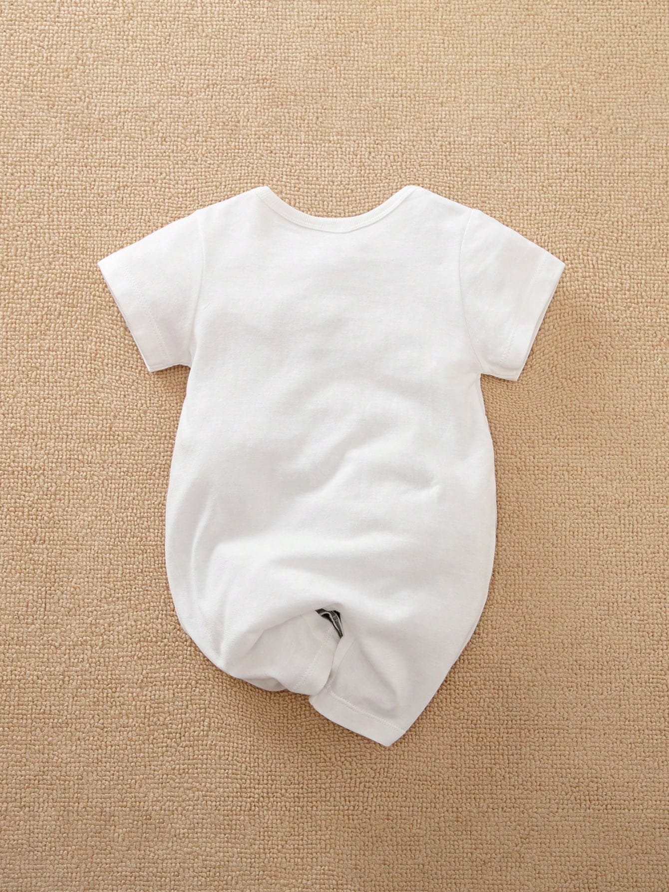 Mono blanco con rayas grises y diseño de animal dulce