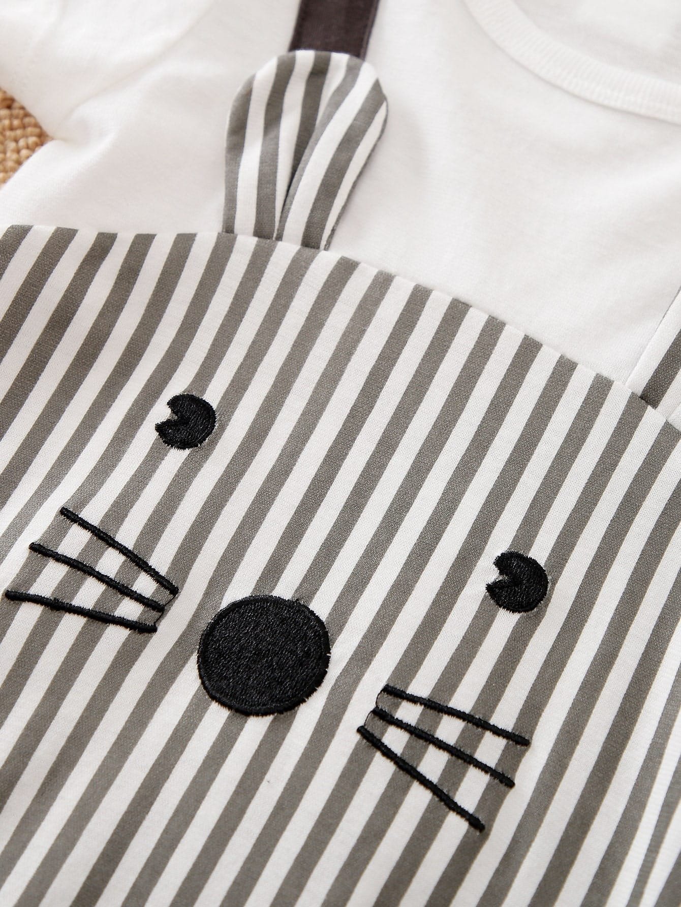 Mono blanco con rayas grises y diseño de animal dulce