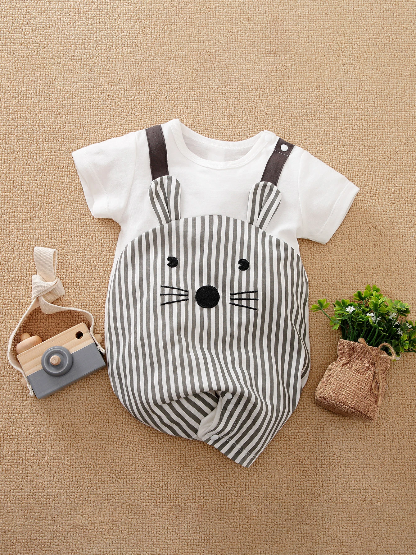 Mono blanco con rayas grises y diseño de animal dulce