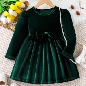 Vestido verde oscuro de terciopelo con lazo delantero elegante