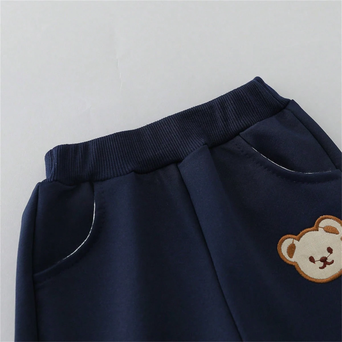Conjunto azul marino con estampado de oso dulce de dos piezas