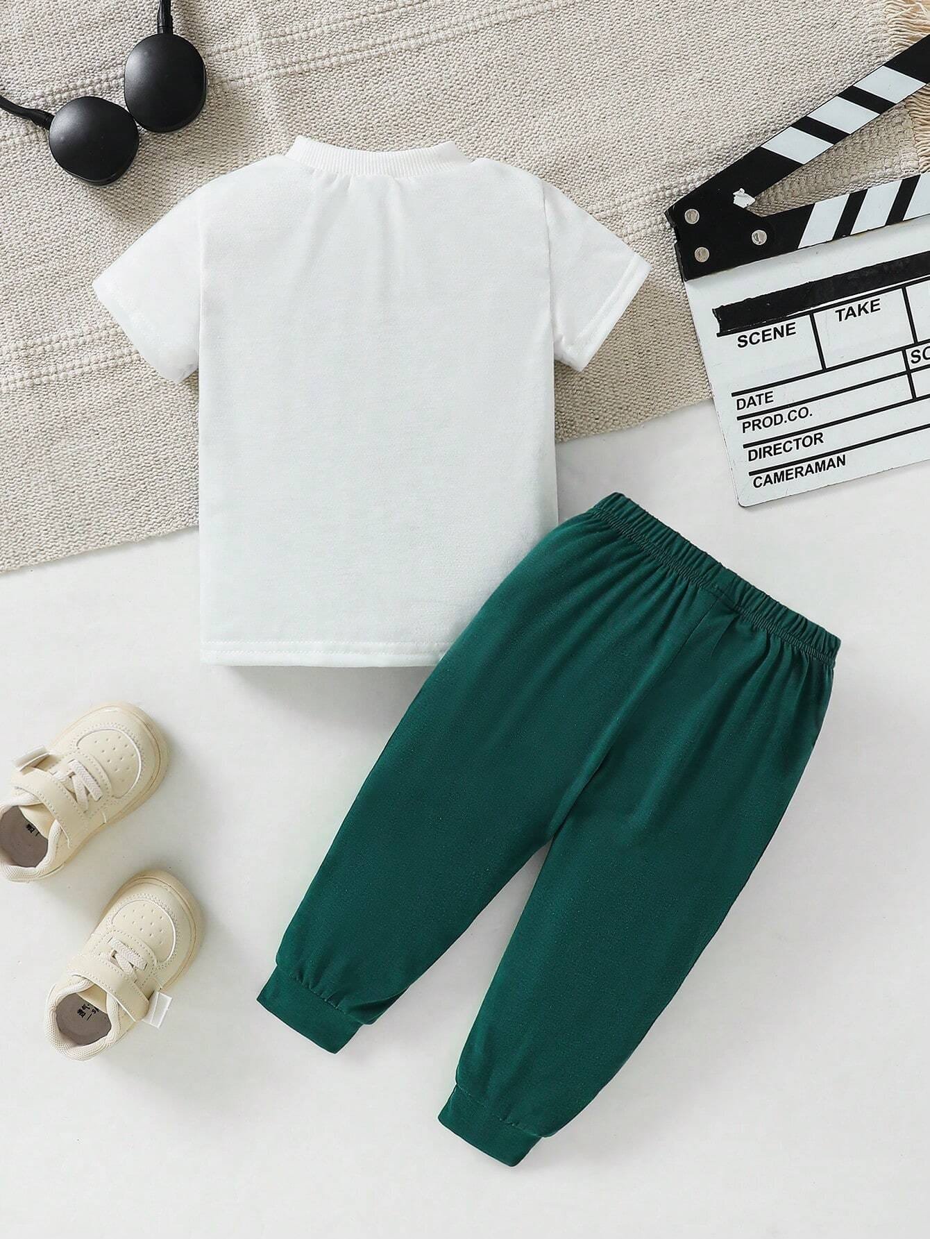 Conjunto multicolor con camiseta y pantalones deportivos casuales