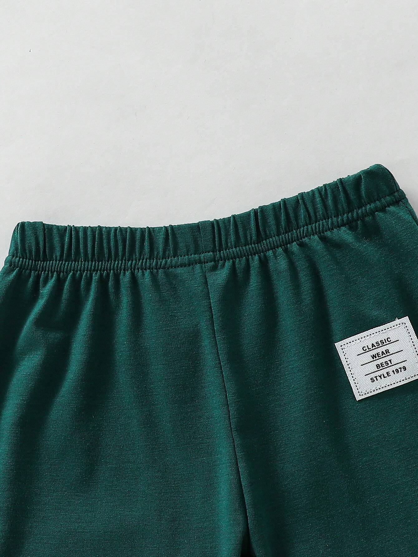 Conjunto multicolor con camiseta y pantalones deportivos casuales