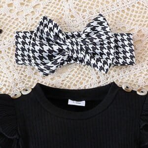 Conjunto negro y blanco con lazo y volantes elegantes
