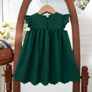 Vestido verde oscuro con moño delantero y mangas con volantes