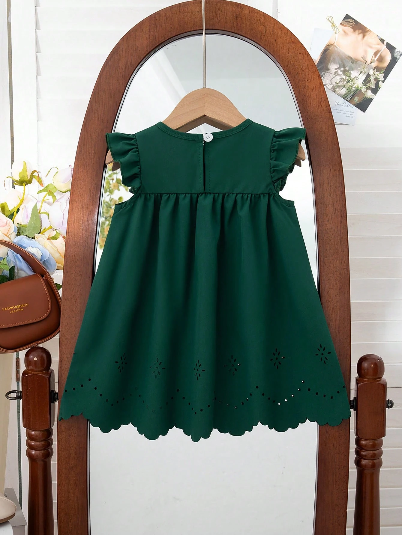 Vestido verde oscuro con moño delantero y mangas con volantes