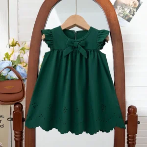 Vestido verde oscuro con moño delantero y mangas con volantes