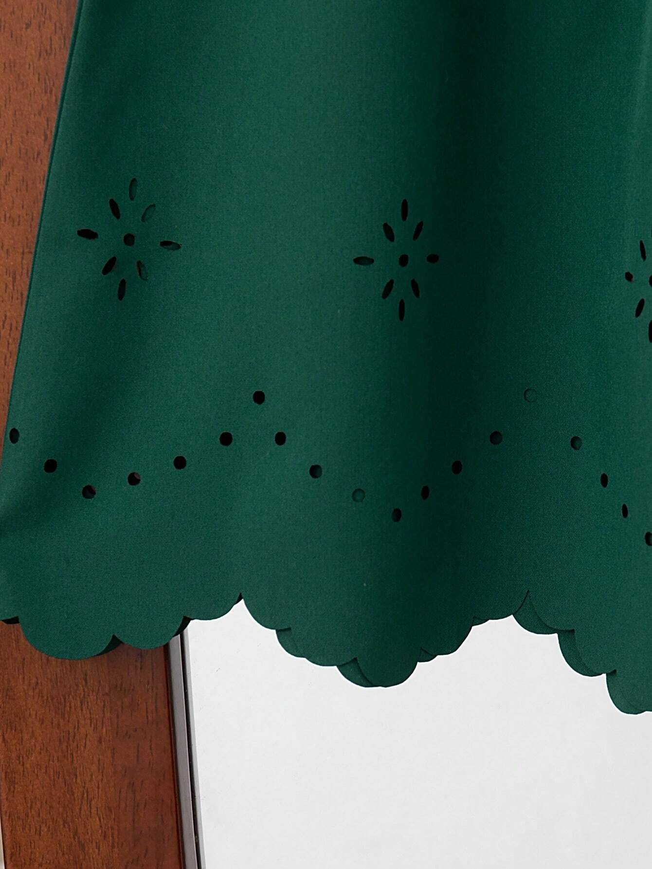 Vestido verde oscuro con moño delantero y mangas con volantes