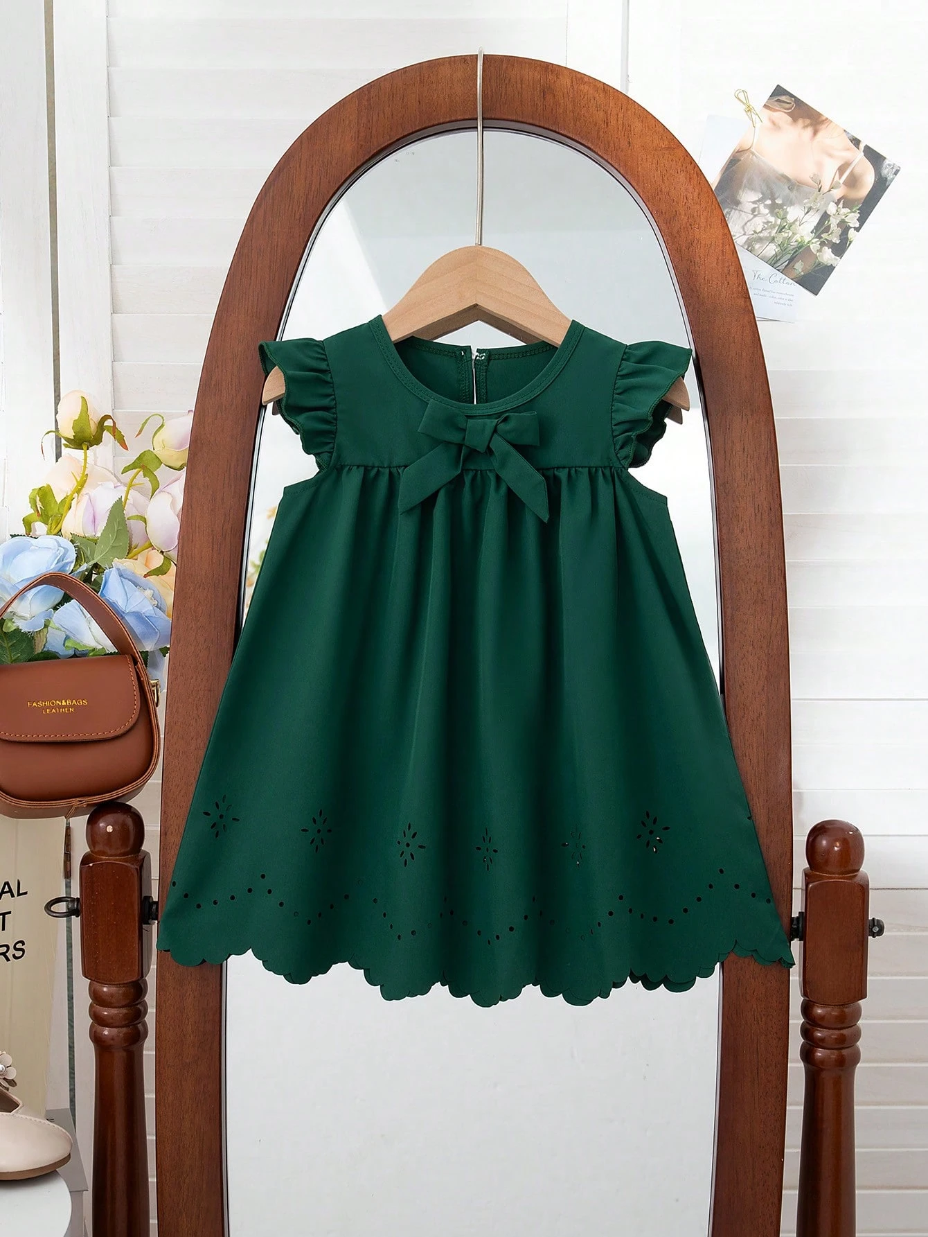 Vestido verde oscuro con moño delantero y mangas con volantes