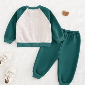 Conjunto verde oscuro con suéter tejido y pantalón con puños