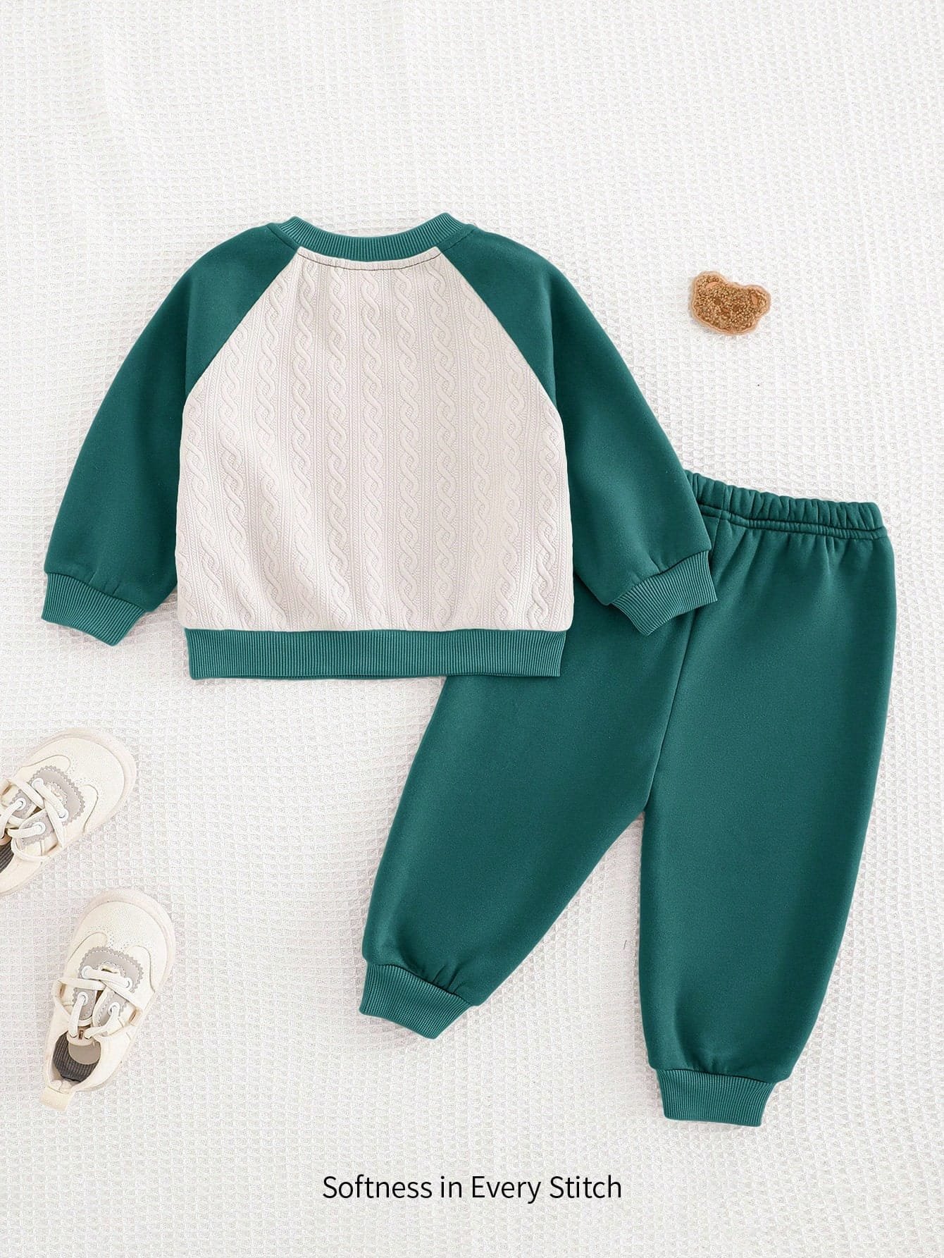 Conjunto verde oscuro con suéter tejido y pantalón con puños