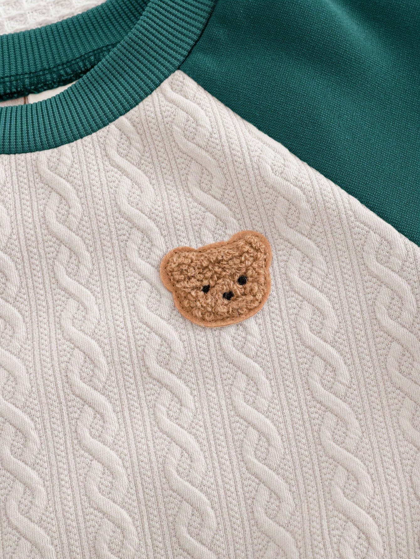 Conjunto verde oscuro con suéter tejido y pantalón con puños