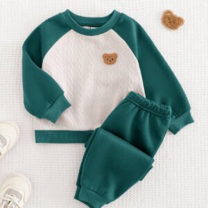 Conjunto verde oscuro con suéter tejido y pantalón con puños