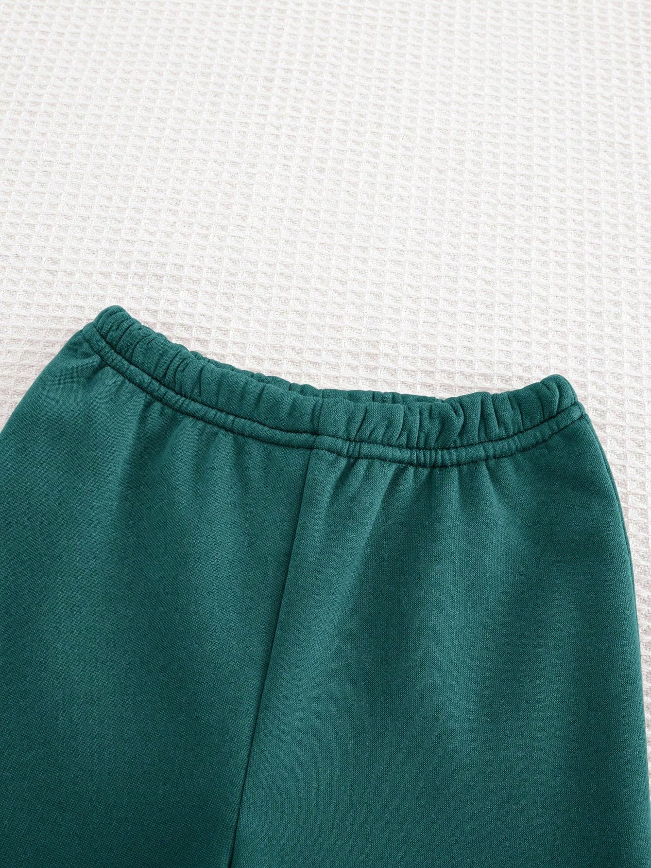 Conjunto verde oscuro con suéter tejido y pantalón con puños