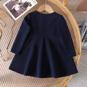 Vestido azul marino con botones delanteros y manga larga