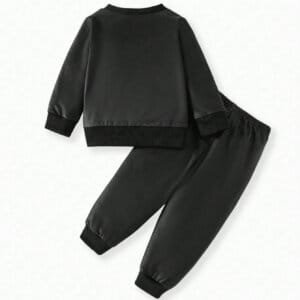 Conjunto negro con estampado geométrico y pantalón largo