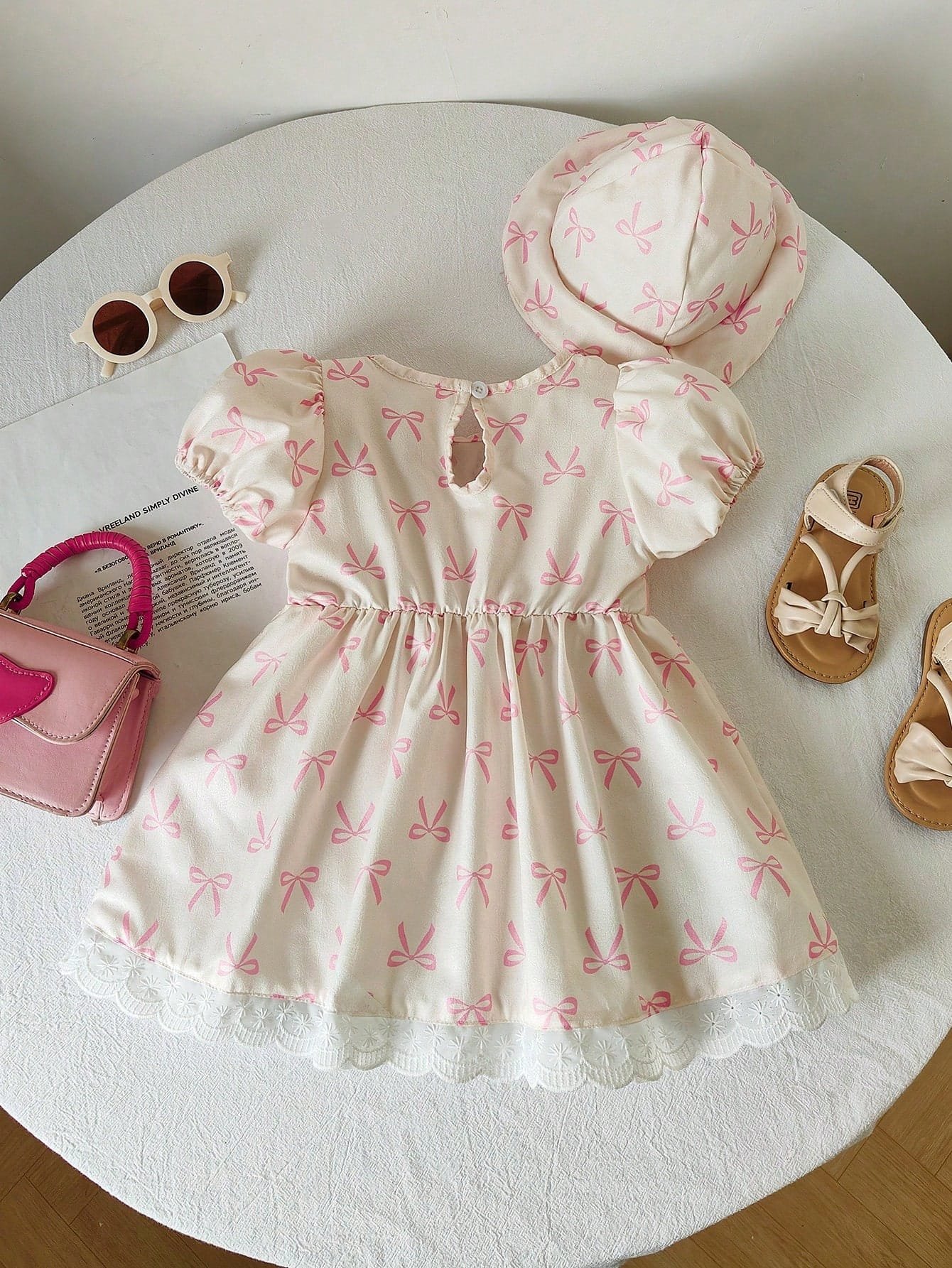 Vestido albaricoque con lazo rosa y sombrero a juego elegante