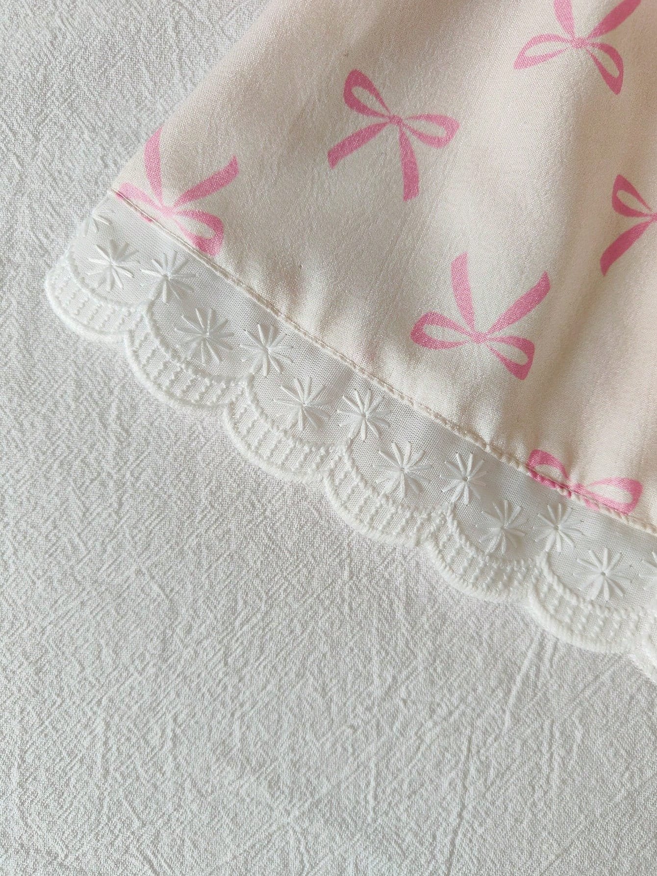 Vestido albaricoque con lazo rosa y sombrero a juego elegante