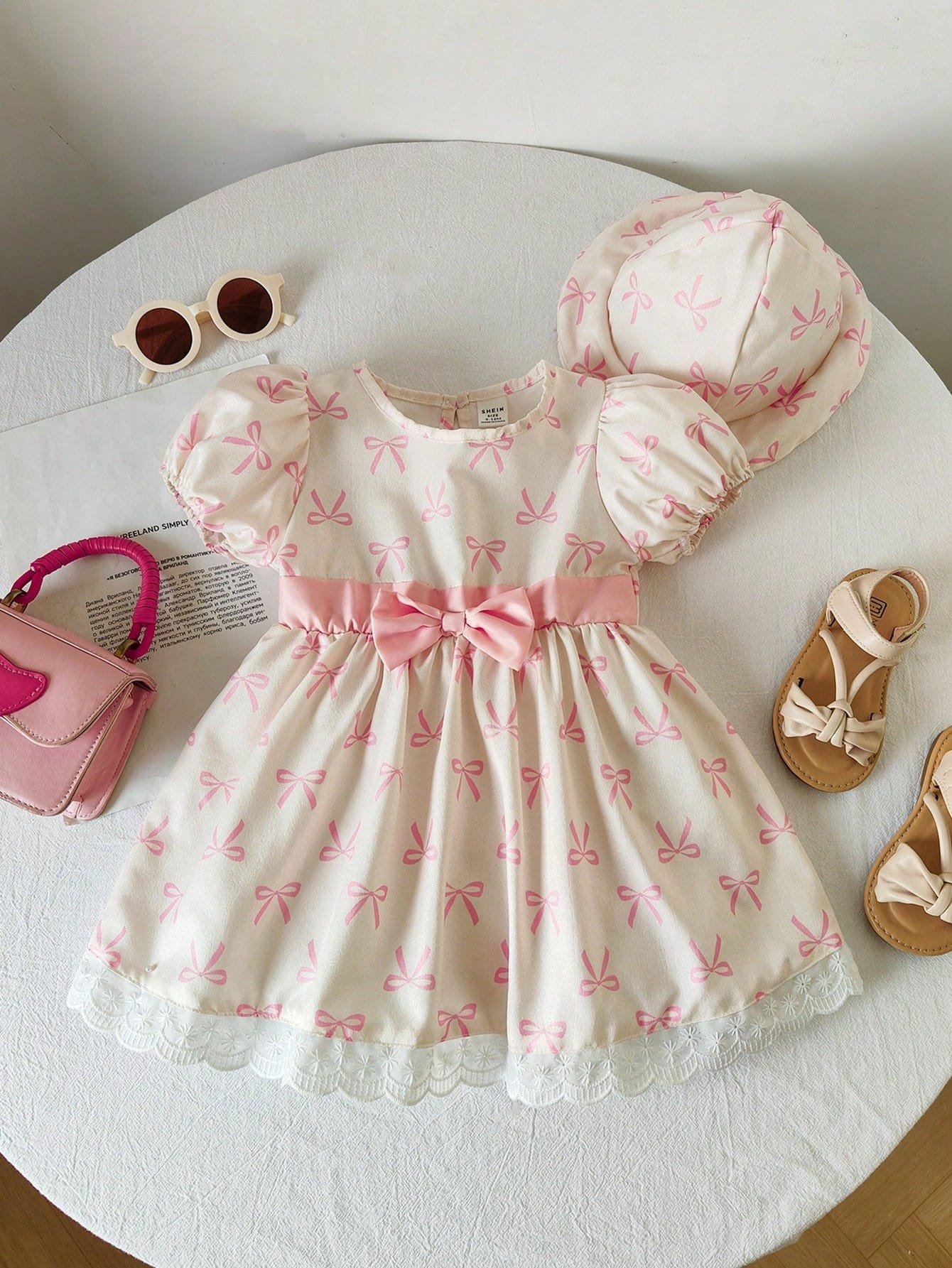 Vestido albaricoque con lazo rosa y sombrero a juego elegante